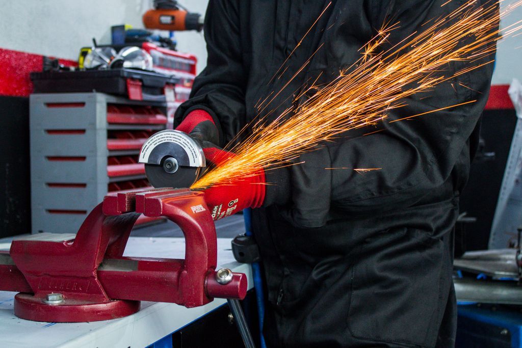 Chispas de amoladora en reparacion