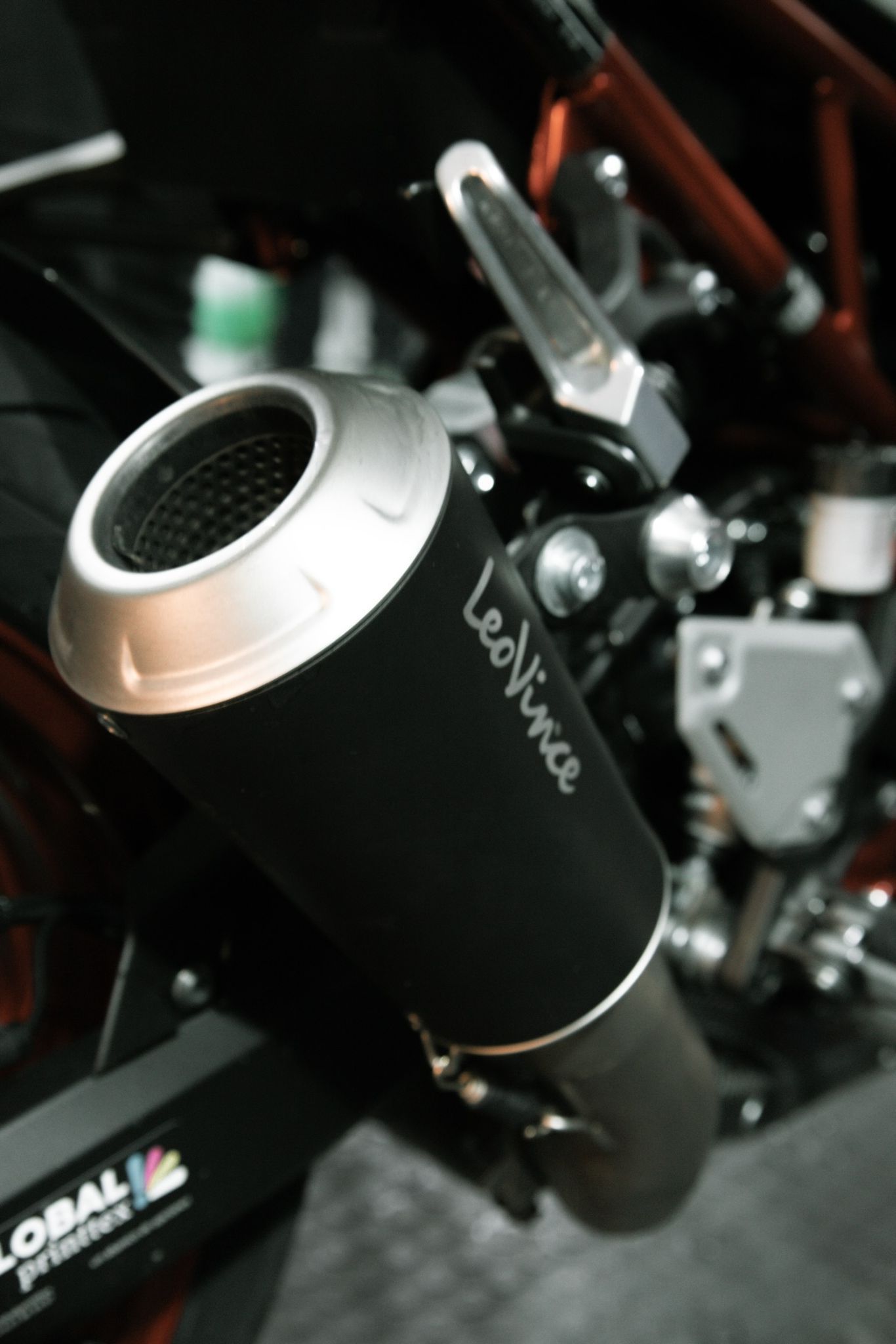 Escape LeoVince negro instalado