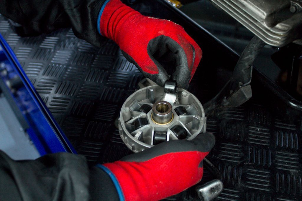 Guantes rojos trabajando variador