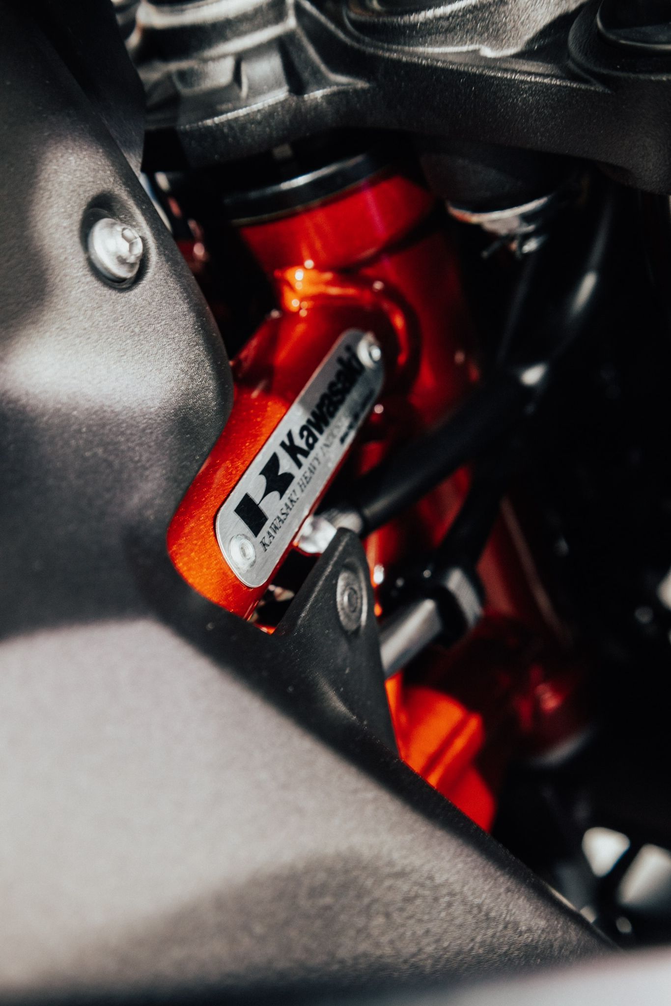 Scooters en elevadores rojos del taller